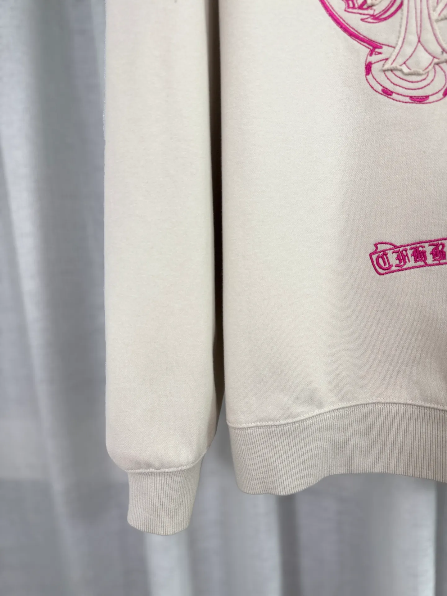 P340 top version, real shot without P, ​​different from market currency) 𝗖𝗵𝗿𝗼𝗺𝗲 𝗛𝗲𝗮𝗿𝘁𝘀/Cro Heart 2025 washed patch embroidery autumn and winter new original single counter American laser patch 3D three-dimensional color embroidery couple casual cardigan sweatshirt 👑The highest version! Customized fabric 480g tripe terry fabric! American acid-washed and distressed original fabric, laser burning + patch embroidery, exquisite embroidery of letters! The best-selling model in the counter, very comfortable to wear. Accessories: original molded and authenticated collar label➕100% silk wash label. Genuine purchase-grade original hangtag➕matching hanging rope➕3D hanging beads➕original packaging bag. Craftsmanship: The original version has consistent wiring! The highest version of the armhole matching technique! Color: Apricot Black Size: S M L XL Style Number: 25-319
